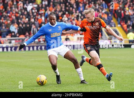 Joe Aribo di Rangers (a sinistra) e Ilmari Niskanen di Dundee United combattono per la palla durante la partita della Cinch Premiership al Tannadice Park di Dundee. Data foto: Domenica 20 febbraio 2022. Foto Stock