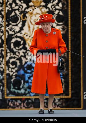 Londra, Regno Unito. 7th Ott 2021. Foto scattata il 7 ottobre 2021 mostra che la Regina Elisabetta II partecipa ad un evento a Buckingham Palace a Londra, in Gran Bretagna. La Regina Elisabetta II della Gran Bretagna ha provato positivo per COVID-19, Buckingham Palace confermato domenica. La regina sta sperimentando lievi sintomi simili al freddo, ma prevede di continuare i doveri leggeri a Windsor nel corso della prossima settimana, ha detto il palazzo. Credit: Han Yan/Xinhua/Alamy Live News Foto Stock