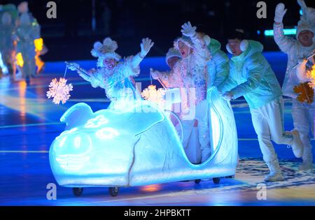 Pechino, Cina. 20th Feb 2022. Didascalia: Olimpiadi, cerimonia di chiusura delle Olimpiadi invernali del 2022, nello stadio nazionale Bird's Nest, artisti che ballano con lanterne. Credit: Michael Kappeler/dpa/Alamy Live News Foto Stock