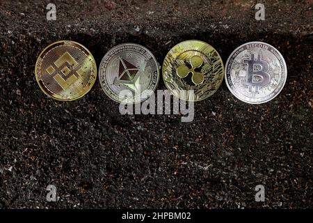 Bitcoin, etereum, bnb, ripple e cripto criptovaluta mineraria, crackdown, prezzo crash e concetto di FUD. Monete Bitcoin sotterraneo. Foto Stock