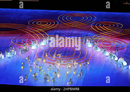 Pechino, Cina. 20th Feb 2022. Un gruppo di bambini che tengono lanterne fiocchi di neve ballano sul ghiaccio alle cerimonie di chiusura olimpiche dello Stadio Nazionale alle Olimpiadi invernali di Pechino 2022 di domenica 20 febbraio 2022. Foto di Paul Hanna/UPI Credit: UPI/Alamy Live News Foto Stock