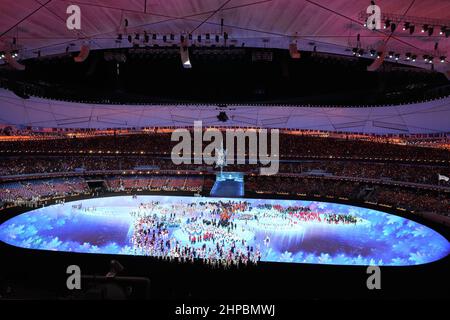 Pechino, Cina. 20th Feb 2022. Atleti provenienti da diversi paesi, tra cui gli Stati Uniti e la Cina, arrivano alle cerimonie di chiusura olimpiche nello Stadio Nazionale alle Olimpiadi invernali di Pechino 2022 domenica 20 febbraio 2022. Foto di Paul Hanna/UPI Credit: UPI/Alamy Live News Foto Stock