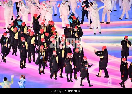 Pechino, Cina. 20th Feb 2022. Olimpiadi, cerimonia di chiusura delle Olimpiadi invernali del 2022, al Bird's Nest National Stadium, panoramica degli atleti provenienti dalla Germania arriva per la cerimonia di chiusura delle Olimpiadi invernali del 2022 in stadio prendendo molte foto Credit: Peter Kneffel/dpa/Alamy Live News Foto Stock