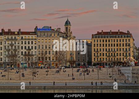 LIONE, FRANCIA, 19 febbraio 2022 : Tramonto sulle banchine del fiume Rodano. Foto Stock