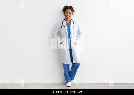 Ritratto di medico nero in posa con braccia piegate Foto Stock