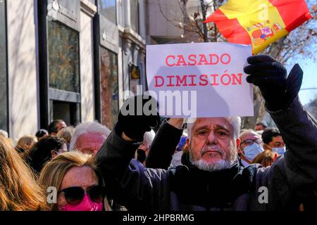 Madrid, Spagna. 20th Feb 2022. I sostenitori del Partito popolare (PP) di opposizione si riuniscono presso la sede del partito per dimostrare il loro impegno nei confronti del leader popolare della regione di Madrid Isabel Diaz Ayuso, dopo la frattura interna con il leader nazionale Pablo Casado, a Madrid, Spagna, 20 febbraio 2022 Credit: CORDON PRESS/Alamy Live News Foto Stock