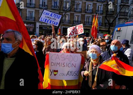 Madrid, Spagna. 20th Feb 2022. I sostenitori del Partito popolare (PP) di opposizione si riuniscono presso la sede del partito per dimostrare il loro impegno nei confronti del leader popolare della regione di Madrid Isabel Diaz Ayuso, dopo la frattura interna con il leader nazionale Pablo Casado, a Madrid, Spagna, 20 febbraio 2022 Credit: CORDON PRESS/Alamy Live News Foto Stock