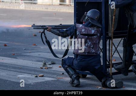 Kathmandu, NE, Nepal. 20th Feb 2022. I quadri di diversi partiti politici si scontrano con la polizia di sommosse durante una protesta contro la sovvenzione MCC del governo degli Stati Uniti proposta per il Nepal, a Kathmandu, Nepal, 20 febbraio 2022. Il governo, d'altro canto, ha fatto progressi con il patto di assistenza allo sviluppo da 500 milioni di dollari in parlamento, e l'approvazione del patto rimane ancora in sospeso. (Credit Image: © Aryan Dhimal/ZUMA Press Wire) Foto Stock