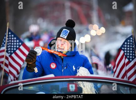 Richmond, Stati Uniti. Ryan Cochran-Siegle, medaglia d'argento nello sci alpino Super-G alle Olimpiadi di Pechino, è accolto a casa a Richmond, VT, (popolazione circa 4.000), rallegrando le folle sul suo ritorno in Vermont dalla Cina, Sabato, 19 febbraio, 2022, Richmond, VT, STATI UNITI. La famiglia Cochran per decenni ha gestito una piccola area sciistica locale a Richmond, dove Ryan ha sciato per la prima volta. Ora è un non-profit. Credit: John Lazenby/Alamy Live News Foto Stock