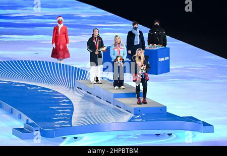 Pechino, Cina. 20th Feb 2022. Medaglia d'oro Therese Johaug (fronte C) di Norvegia, medaglia d'argento Jessie Diggins (fronte R) degli Stati Uniti e medaglia di bronzo Kerttu Niskanen (fronte L) Di Finlandia partecipare alla cerimonia di premiazione delle donne di sci di fondo 30km inizio di massa libero durante la cerimonia di chiusura dei Giochi Olimpici invernali di Pechino 2022 allo Stadio Nazionale di Pechino, capitale della Cina, 20 febbraio 2022. Credit: Yibo/Xinhua/Alamy Live News Foto Stock