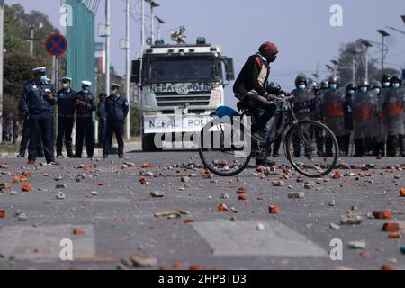 Kathmandu, NE, Nepal. 20th Feb 2022. I quadri di diversi partiti politici si scontrano con la polizia di sommosse durante una protesta contro la sovvenzione MCC del governo degli Stati Uniti proposta per il Nepal, a Kathmandu, Nepal, 20 febbraio 2022. Il governo, d'altro canto, ha fatto progressi con il patto di assistenza allo sviluppo da 500 milioni di dollari in parlamento, e l'approvazione del patto rimane ancora in sospeso. (Credit Image: © Aryan Dhimal/ZUMA Press Wire) Foto Stock