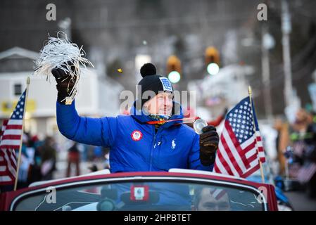 Richmond, Stati Uniti. Ryan Cochran-Siegle, medaglia d'argento nello sci alpino Super-G alle Olimpiadi di Pechino, è accolto a casa a Richmond, VT, (popolazione circa 4.000), rallegrando le folle sul suo ritorno in Vermont dalla Cina, Sabato, 19 febbraio, 2022, Richmond, VT, STATI UNITI. La famiglia Cochran per decenni ha gestito una piccola area sciistica locale a Richmond, dove Ryan ha sciato per la prima volta. Ora è un non-profit. Credit: John Lazenby/Alamy Live News Foto Stock