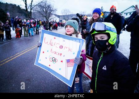 Richmond, Stati Uniti. La folla accoglie Ryan Cochran-Siegle, medaglia d'argento nello sci alpino Super-G alle Olimpiadi di Pechino, casa di Richmond, VT, (popolazione circa 4.000) al suo ritorno in Vermont dalla Cina, Sabato, 19 febbraio, 2022, Richmond, VT, STATI UNITI. La famiglia Cochran per decenni ha gestito una piccola area sciistica locale a Richmond, dove Ryan ha sciato per la prima volta. Ora è un non-profit. Credit: John Lazenby/Alamy Live News Foto Stock