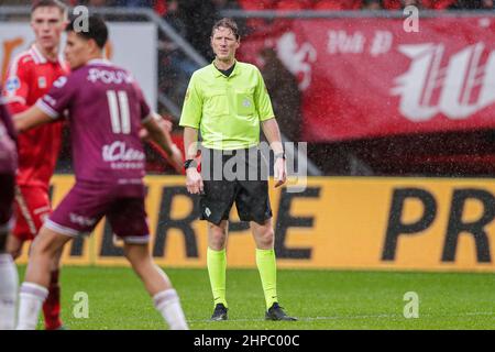 ENSCHEDE, PAESI BASSI - FEBBRAIO 20: Arbitro Martin van den Kerkhof durante la partita olandese Eredisie tra FC Twente e Passi pure Eagles a Grolsch teste il 20 Febbraio 2022 a Enschede, Paesi Bassi (Foto di Peter Lous/Orange Pictures) Foto Stock