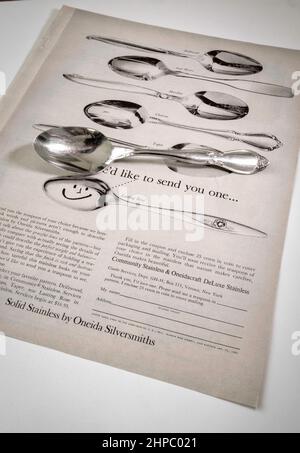 Oneida advertising flatware in acciaio inox e offerta con cucchiaio campione, USA 1962 Foto Stock