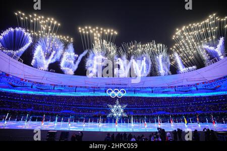 Pechino, Cina. 20th Feb 2022. Didascalia: Olimpiadi, cerimonia di chiusura delle Olimpiadi invernali del 2022, allo Stadio Nazionale Bird's Nest, fuochi d'artificio con le parole 'una famiglia' e gli anelli olimpici possono essere visti sopra lo stadio. Credit: Michael Kappeler/dpa/Alamy Live News Foto Stock