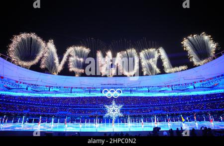 Pechino, Cina. 20th Feb 2022. Didascalia: Olimpiadi, cerimonia di chiusura delle Olimpiadi invernali del 2022, allo Stadio Nazionale Bird's Nest, fuochi d'artificio con le parole 'One World' e gli anelli olimpici possono essere visti sopra lo stadio. Credit: Michael Kappeler/dpa/Alamy Live News Foto Stock