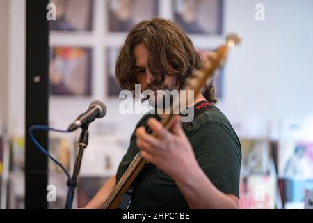 Edimburgo, Scozia. Dom 20 Febbraio 2022. La band pop da camera Modern Studies si esibirà presso il negozio di musica di Edimburgo Assai Records per promuovere l'uscita del loro ultimo album "We are There". Gli studi moderni a questo spettacolo sono stati Emily Scott (tastiera/voce), Joe Smile (batteria/voce) e Pete Harvey (basso). Sono stati firmati con l'etichetta discografica Fire Records e in precedenza hanno pubblicato gli album Swell to Great (2016), Welcome Strangers (2018), Emerent Slow Arcs with Tommy Perman (2019) e The Weight of the Sun (2020). Foto Stock