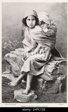 Bambini Kabyle il popolo Kabyle è un gruppo etnico berbero indigeno di Kabylia, nel nord dell'Algeria, diffuso attraverso le montagne dell'Atlante, cento miglia ad est di Algeri. Essi rappresentano la più grande popolazione berbera dell'Algeria e la seconda più grande del Nord Africa. Dal libro " le razze viventi dell'umanità " un popolare racconto illustrato dei costumi, delle abitudini, delle inseguimenti, delle feste e delle cerimonie delle razze dell'umanità in tutto il mondo di Sir Harry Hamilton Johnston, E Henry Neville Hutchinson pubblicato a Londra da Hutchinson & Co. Nel 1902 Foto Stock