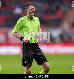 ENSCHEDE, PAESI BASSI - FEBBRAIO 20: Arbitro Martin van den Kerkhof durante la partita olandese Eredisie tra FC Twente e Passi pure Eagles a Grolsch teste il 20 Febbraio 2022 a Enschede, Paesi Bassi (Foto di Peter Lous/Orange Pictures) Foto Stock