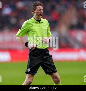 ENSCHEDE, PAESI BASSI - FEBBRAIO 20: Arbitro Martin van den Kerkhof durante la partita olandese Eredisie tra FC Twente e Passi pure Eagles a Grolsch teste il 20 Febbraio 2022 a Enschede, Paesi Bassi (Foto di Peter Lous/Orange Pictures) Foto Stock