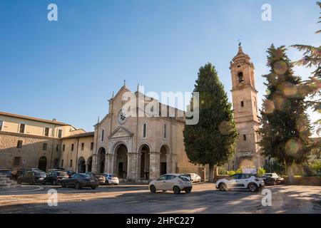 Teramo, Italia - 13 ottobre 2021: Santuario della Madonna delle grazie con annesso monastero delle monache e parcheggio Foto Stock