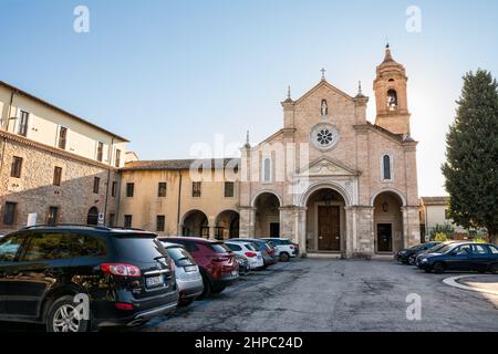 Teramo, Italia - 13 ottobre 2021: Santuario della Madonna delle grazie con annesso monastero delle monache e parcheggio Foto Stock