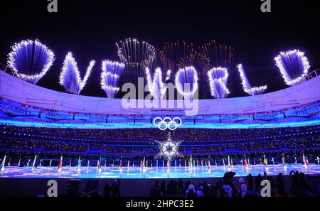 Pechino, Cina. 20th Feb 2022. Didascalia: Olimpiadi, cerimonia di chiusura delle Olimpiadi invernali del 2022, allo Stadio Nazionale Bird's Nest, fuochi d'artificio con le parole 'One World' e gli anelli olimpici possono essere visti sopra lo stadio. Credit: Michael Kappeler/dpa/Alamy Live News Foto Stock