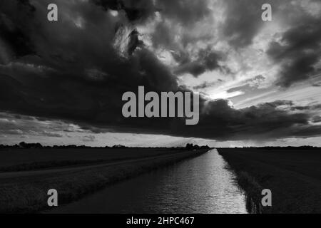 Nuvole tempestose sopra il fiume quaranta piedi, vicino Ramsey città; Cambridgeshire; Inghilterra; Gran Bretagna; REGNO UNITO Foto Stock