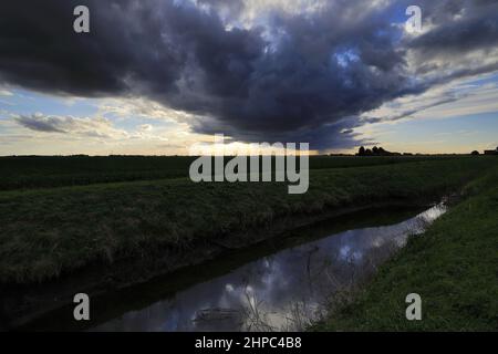 Nuvole tempestose sopra il fiume quaranta piedi, vicino Ramsey città; Cambridgeshire; Inghilterra; Gran Bretagna; REGNO UNITO Foto Stock