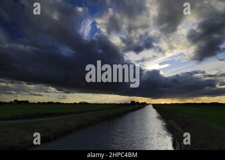 Nuvole tempestose sopra il fiume quaranta piedi, vicino Ramsey città; Cambridgeshire; Inghilterra; Gran Bretagna; REGNO UNITO Foto Stock