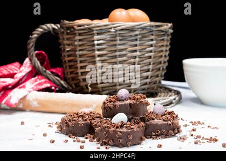 Quattro piccole torte pasquali ricoperte di cioccolato. Cottura di Pasqua in preparazione per le vacanze di Pasqua in Scozia. Foto Stock