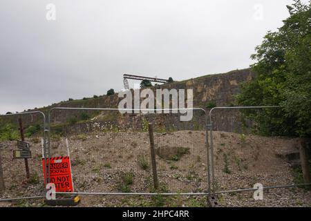 Un falso ponte ferroviario costruito su una cava disutilizzata nel Peak District, Regno Unito, per una stunt che coinvolge un incidente ferroviario per il film Mission Impossible 7. Foto Stock