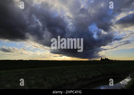 Nuvole tempestose sopra il fiume quaranta piedi, vicino Ramsey città; Cambridgeshire; Inghilterra; Gran Bretagna; REGNO UNITO Foto Stock