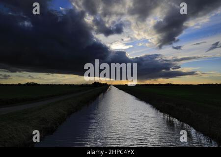 Nuvole tempestose sopra il fiume quaranta piedi, vicino Ramsey città; Cambridgeshire; Inghilterra; Gran Bretagna; REGNO UNITO Foto Stock