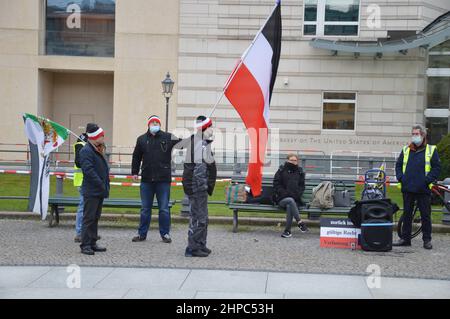 "Reich Citizens" ha dimostrato di fronte all'Ambasciata degli Stati Uniti d'America a Pariser Platz a Berlino, Germania. "Reich Citizens" rimprovero la legittimità del moderno Stato tedesco, la Repubblica federale di Germania, a favore del Reich tedesco, che esisteva dal 1871 al 1945. Foto Stock