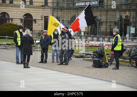 "Reich Citizens" ha dimostrato di fronte all'Ambasciata degli Stati Uniti d'America a Pariser Platz a Berlino, Germania. "Reich Citizens" rimprovero la legittimità del moderno Stato tedesco, la Repubblica federale di Germania, a favore del Reich tedesco, che esisteva dal 1871 al 1945. Foto Stock