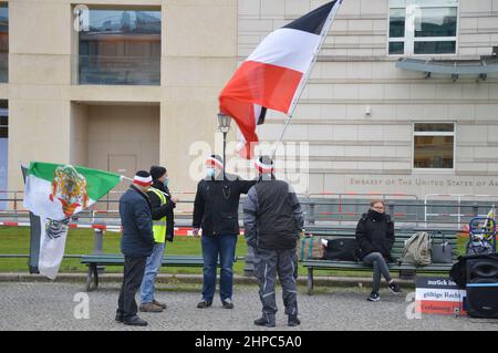 "Reich Citizens" ha dimostrato di fronte all'Ambasciata degli Stati Uniti d'America a Pariser Platz a Berlino, Germania. "Reich Citizens" rimprovero la legittimità del moderno Stato tedesco, la Repubblica federale di Germania, a favore del Reich tedesco, che esisteva dal 1871 al 1945. Foto Stock