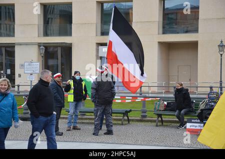 "Reich Citizens" ha dimostrato di fronte all'Ambasciata degli Stati Uniti d'America a Pariser Platz a Berlino, Germania. "Reich Citizens" rimprovero la legittimità del moderno Stato tedesco, la Repubblica federale di Germania, a favore del Reich tedesco, che esisteva dal 1871 al 1945. Foto Stock