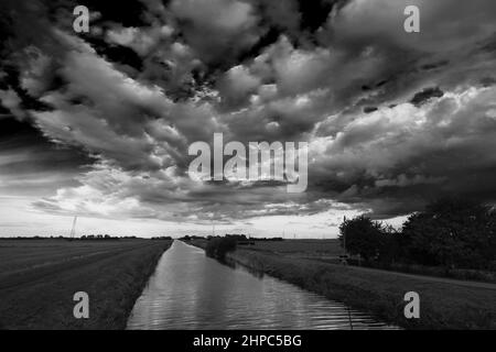 Nuvole tempestose sopra il fiume quaranta piedi, vicino Ramsey città; Cambridgeshire; Inghilterra; Gran Bretagna; REGNO UNITO Foto Stock