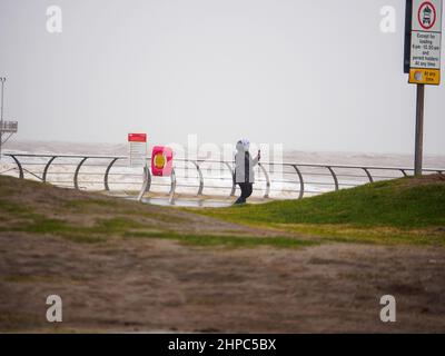 Blackpool, Regno Unito. 20th Feb 2022. Notizie meteo. Gales e i mari tempestosi battono ancora oggi la città resort come ancora più avvisi meteorologici sono in vigore per gran parte del paese. Credit: Gary Telford/Alamy Live News Foto Stock