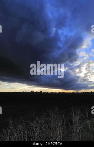 Nuvole tempestose sopra il fiume quaranta piedi, vicino Ramsey città; Cambridgeshire; Inghilterra; Gran Bretagna; REGNO UNITO Foto Stock