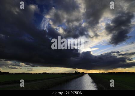 Nuvole tempestose sopra il fiume quaranta piedi, vicino Ramsey città; Cambridgeshire; Inghilterra; Gran Bretagna; REGNO UNITO Foto Stock