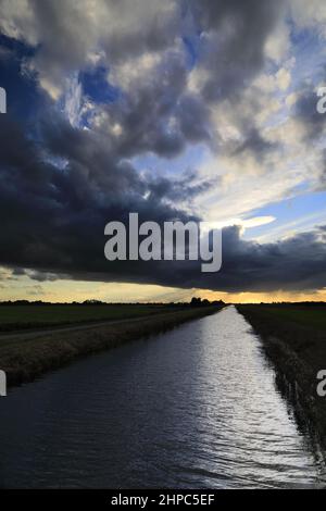 Nuvole tempestose sopra il fiume quaranta piedi, vicino Ramsey città; Cambridgeshire; Inghilterra; Gran Bretagna; REGNO UNITO Foto Stock