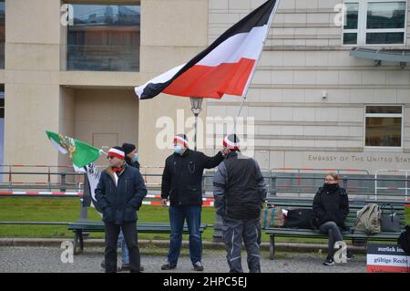 "Reich Citizens" ha dimostrato di fronte all'Ambasciata degli Stati Uniti d'America a Pariser Platz a Berlino, Germania. "Reich Citizens" rimprovero la legittimità del moderno Stato tedesco, la Repubblica federale di Germania, a favore del Reich tedesco, che esisteva dal 1871 al 1945. Foto Stock