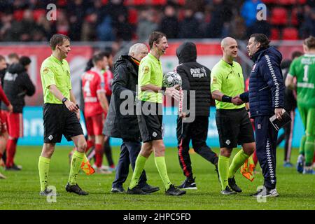 ENSCHEDE, PAESI BASSI - FEBBRAIO 20: assistente arbitro Joris Westhof, arbitro Martin van den Kerkhof, assistente arbitro Thomas Krijt durante la partita olandese Eredivie tra FC Twente e Passi pure Eagles a Grolsch teste il 20 Febbraio 2022 a Enschede, Paesi Bassi (Foto di Peter Lous/Orange Pictures) Foto Stock