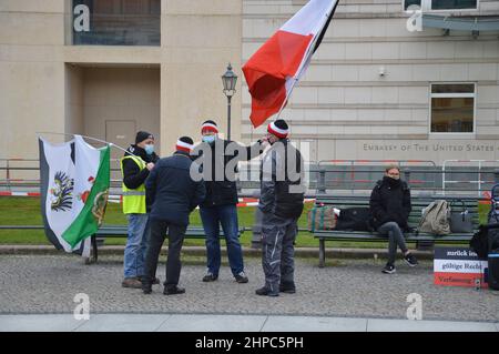 "Reich Citizens" ha dimostrato di fronte all'Ambasciata degli Stati Uniti d'America a Pariser Platz a Berlino, Germania. "Reich Citizens" rimprovero la legittimità del moderno Stato tedesco, la Repubblica federale di Germania, a favore del Reich tedesco, che esisteva dal 1871 al 1945. Foto Stock