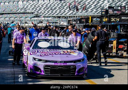 Daytona, Stati Uniti. 20th Feb 2022. La vettura di Daniel Suarez è spinta all'ispezione prima dell'inizio della 2022 Daytona 500, domenica 20 febbraio 2022 a Daytona, Florida. Foto di Edwin Locke/UPI Credit: UPI/Alamy Live News Foto Stock