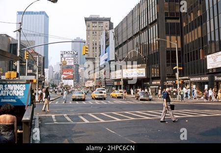 Times Square nel 1980, guardando verso nord lungo 7th Avenue a Broadway/West 44th Street, New York City, USA. Un display indica che l'ultima versione del film visualizzata è "Cheech and Chong's Next Movie". Times Square è un importante incrocio commerciale, destinazione turistica, area di intrattenimento nella parte Midtown Manhattan di New York, all'incrocio tra Broadway e Seventh Avenue. Illuminata da numerosi cartelloni pubblicitari e cartelloni pubblicitari, si estende da West 42nd a West 47th Streets, ed è talvolta chiamata “The Crossroads of the World” – una fotografia d’epoca del 1980s. Foto Stock