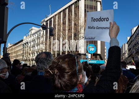 Madrid, Spagna. 20th Feb 2022. Manifestazione presso la sede nazionale del Partido Popular (PP) a favore del presidente della Comunità di Madrid e contro il leader del partito, Pablo Casado, a causa della crisi di leadership aperta tra i due. © ABEL F. ROS/Alamy Live News Foto Stock